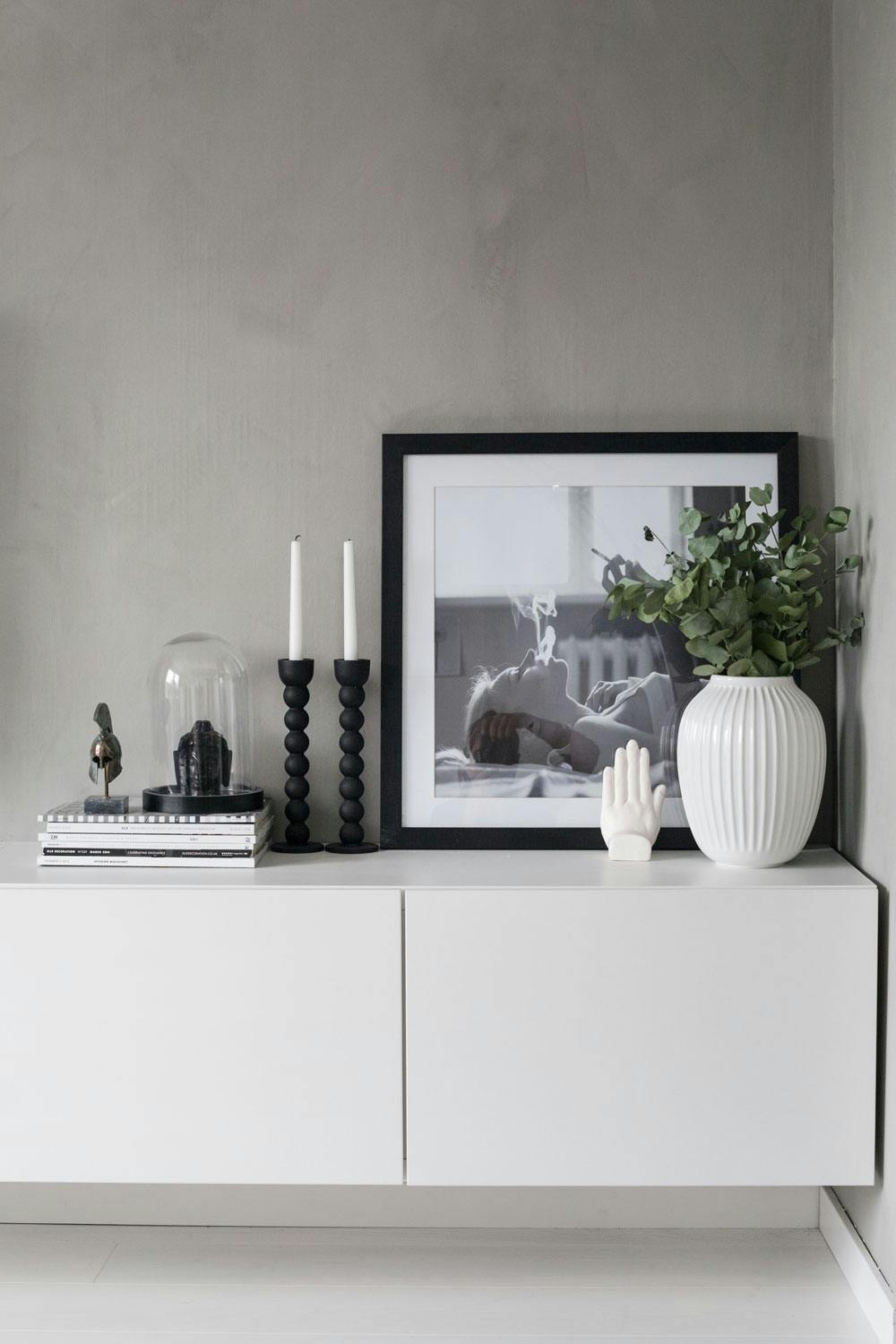 Grå kalkmaling på veggen Grå harmoni i kalkmaling fra Jotun bak Bestå-skjenken fra Ikea